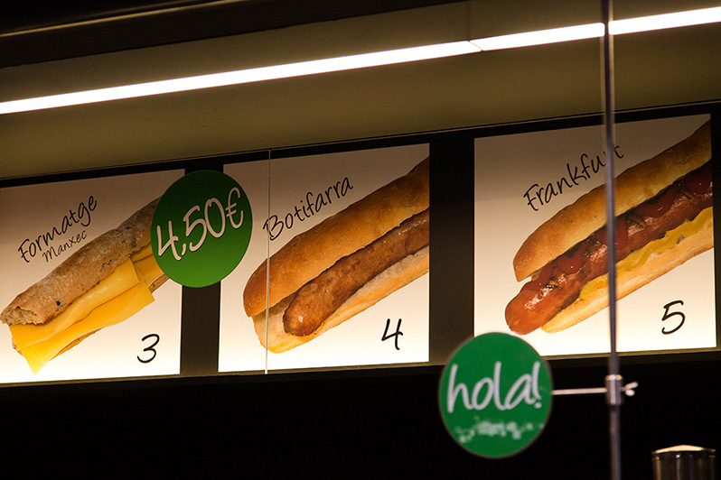 U nas za takiego hot-doga to właściciel mógłby mieć nieprzyjemności. A tam to standard... za prawie 20 zł. Bez warzyw, taka buła z parówką.