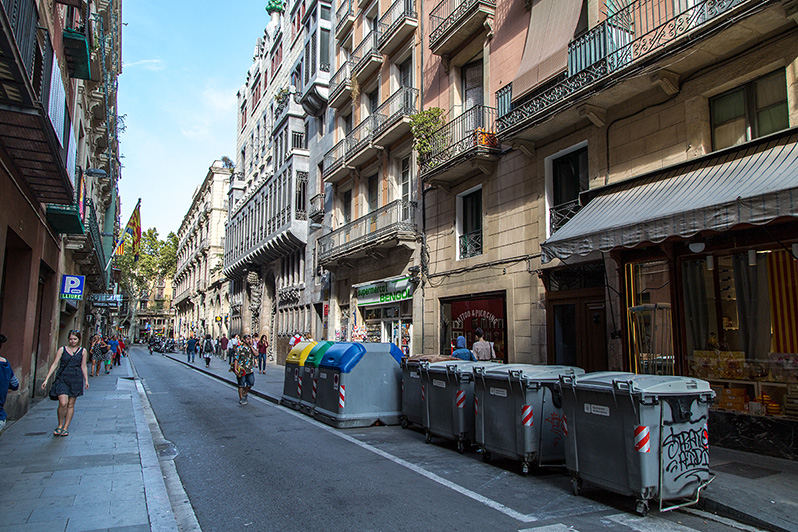 A tak wygląda ulica przy samym Pałacu Guella. 