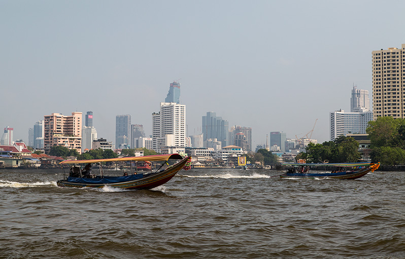 Bangkok widziany z rzeki Menam. Miasto kontrastów.