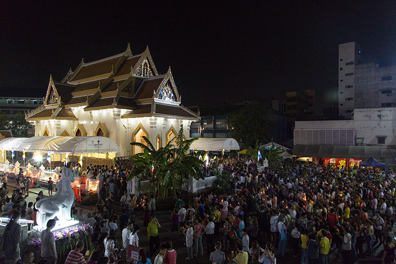 Nocne modły przy Wat Traimit