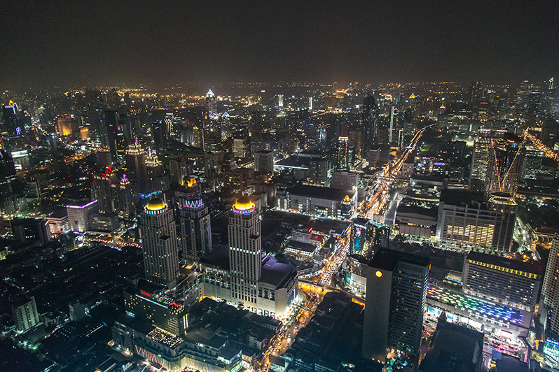 Panorama Bangkoku widziana z najwyższego punktu miasta. Dodam, że miejsce nieoszklone - tylko siatka.