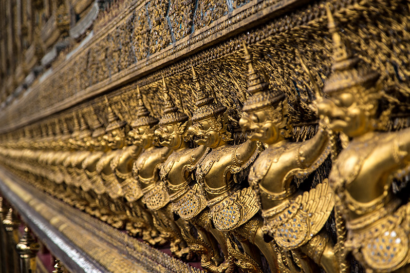 Złoto, wszędzie złoto. Tak z zewnątrz wzbogacona jest Świątynia Wat Phra Kaew