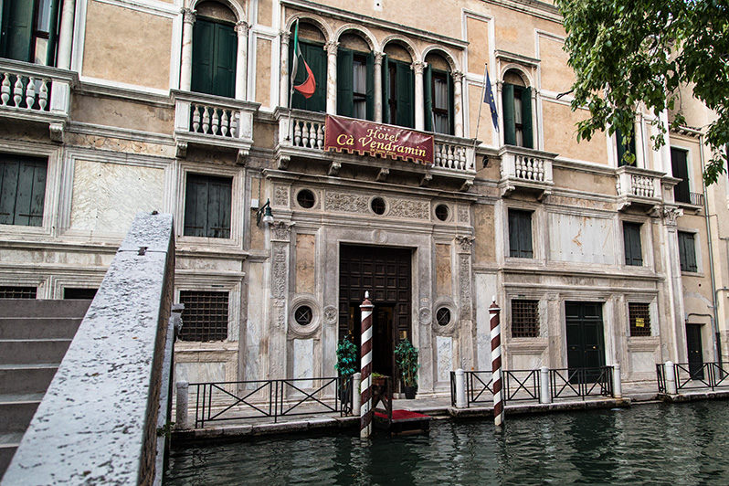 Typowy hotel pasujący do klimatu Wenecji, zarówno w środku jak i na zewnątrz.