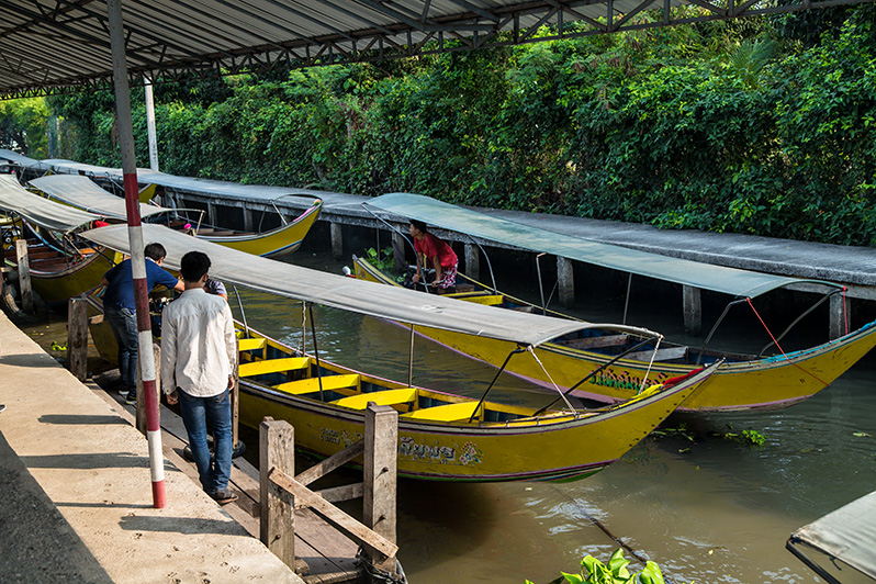 Takimi łodziami masowo transportuje się turystów do słynnego targu