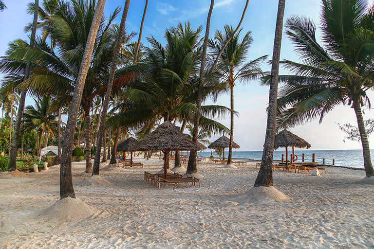 Prywatna plaża Dream of Zanzibar - zawsze czyściutka i zagrabiona